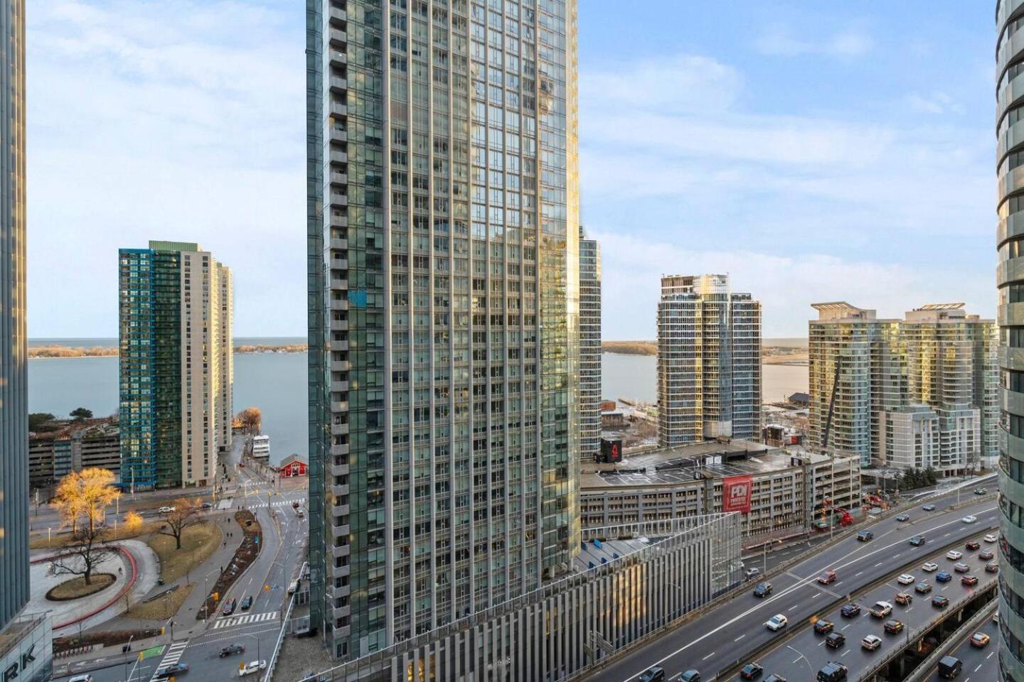 Home Away From Home Toronto Bagian luar foto
