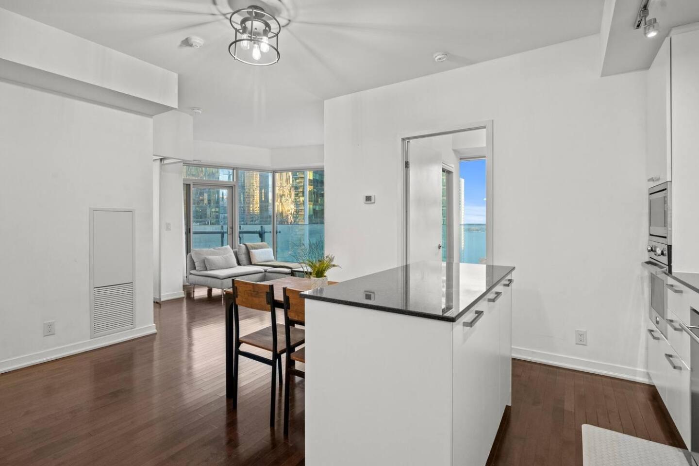 Home Away From Home Toronto Bagian luar foto