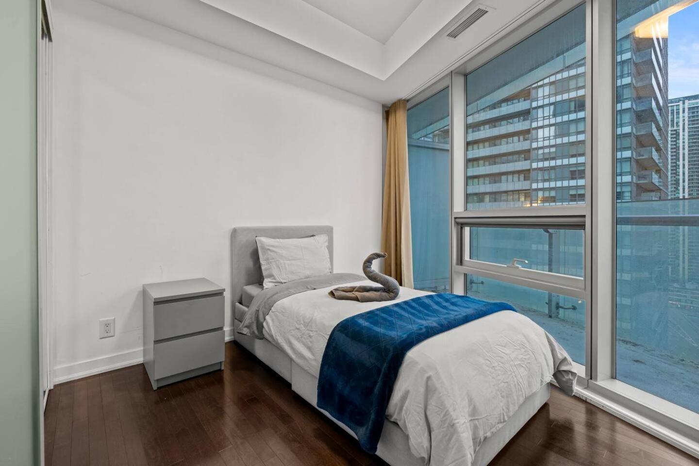 Home Away From Home Toronto Bagian luar foto