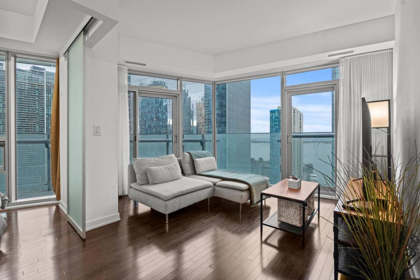 Home Away From Home Toronto Bagian luar foto