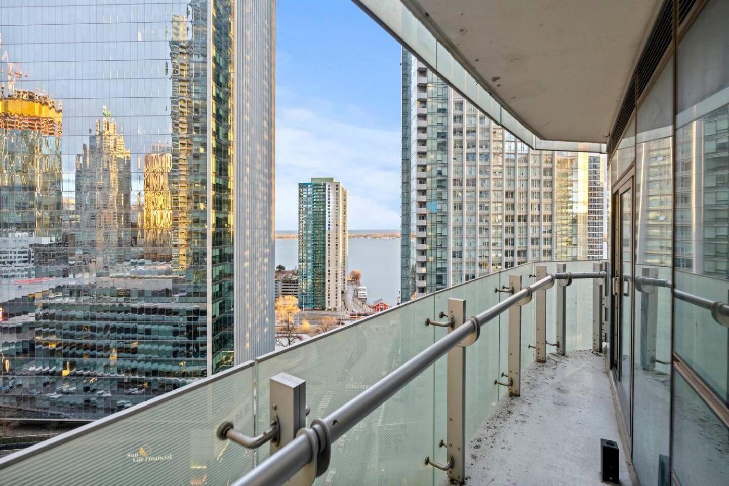 Home Away From Home Toronto Bagian luar foto